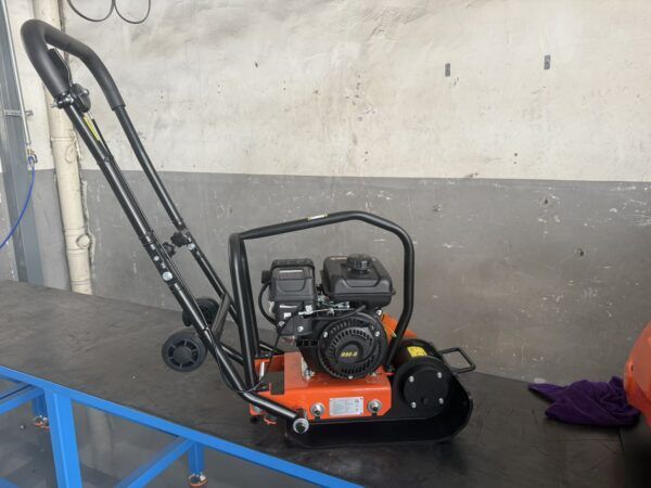Wacker plate compactor Outland Tools PC50 Petrol Engine 52kg 8.5KN 30cm wide - Image 6